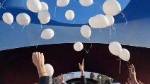 Palloncini bianchi ai funerali di Christian, vittima di incidente al circo nel "globo della morte"
