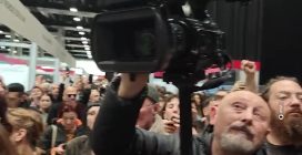 Protesta editori a Più Libri, stand coperti e cori con Bella Ciao: "Fuori i fascisti dalla fiera"