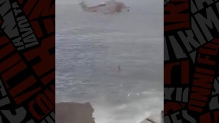 Tenerife, morte 4 persone travolte dalle onde: il video dei soccorsi