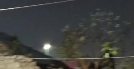 Napoli, crolla muro all'Arenaccia e schiaccia le auto: una donna in ospedale