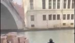 Donna ruba una barca e si schianta contro il Ponte di Rialto a Venezia