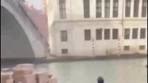Donna ruba una barca e si schianta contro il Ponte di Rialto a Venezia