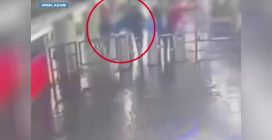 Gruppo di giovani rapinano 15enne e scappano in metro a Milano: un arresto