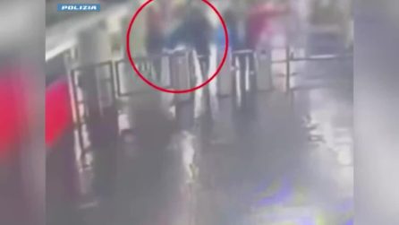 Gruppo di giovani rapinano 15enne e scappano in metro a Milano: un arresto