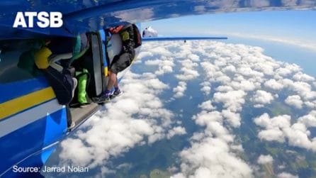 Paracadute si apre prima del lancio e si impiglia all’aereo: atterraggio d’emergenza in Australia