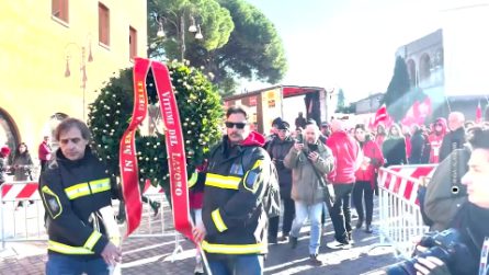 Torre dei Conti, l'operaio supravvissuto al crollo depone una corona in ricordo di Octav Stroici