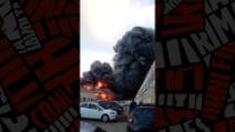 Bari, scoppia incendio alla Terminal Puglia: fiamme alte 10 metri, sul posto i vigili del fuoco