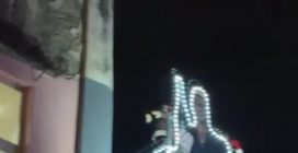 Il balcone con le luci natalizie su Corona e Signorini: è a Torre del Greco (Napoli)