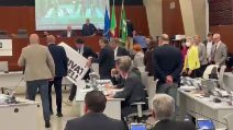 "Parlateci del San Raffaele": la protesta delle opposizioni in Consiglio Regionale in Lombardia