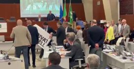 "Parlateci del San Raffaele": la protesta delle opposizioni in Consiglio Regionale in Lombardia