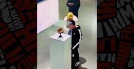 Bimbo urta una preziosa corona d'oro a Pechino