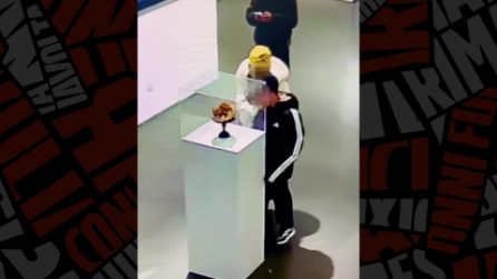 Bimbo urta una preziosa corona d'oro a Pechino