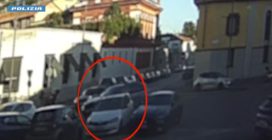 Il video dell'uomo che rapina una donna degli orecchini di diamanti a Milano