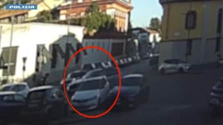 Il video dell'uomo che rapina una donna degli orecchini di diamanti a Milano