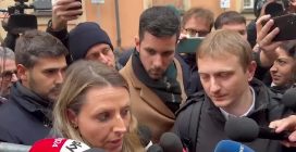 Alberto Stasi con i suoi avvocati fuori dal Tribunale: "Abbiate pazienza"