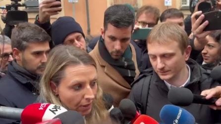 Alberto Stasi con i suoi avvocati fuori dal Tribunale: "Abbiate pazienza"