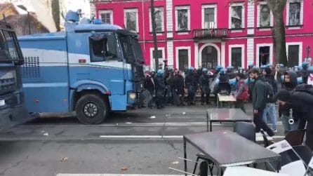 Tensione a Torino dopo lo sgombero di Askatasuna: le immagini