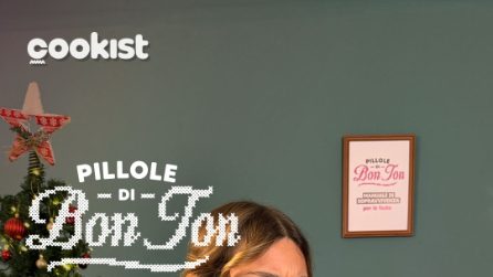 Dal cellulare alla scarpetta: ecco 6 cose da NON FARE A TAVOLA!