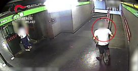 Segue ragazze minorenni dalla metropolitana di Milano fino a casa e abusa di loro: 19enne arrestato
