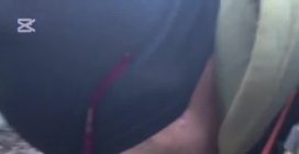 Padre e figlio salvano una tartaruga Caretta caretta legata a due bidoni