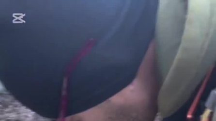 Padre e figlio salvano una tartaruga Caretta caretta legata a due bidoni