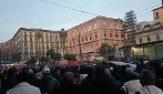 Funerali della cantante neomelodica Rosy Viola, piazza Dante affollata a Napoli