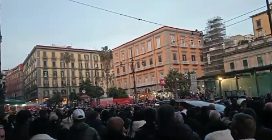 Funerali della cantante neomelodica Rosy Viola, piazza Dante affollata a Napoli