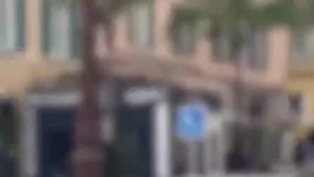 Il video del 26enne ucciso dalla polizia: il ragazzo minacciata con un coltelo i passanti