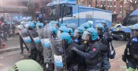 Il video degli scontri a Torino tra polizia e manifestanti contro lo sgombero di Askatasuna