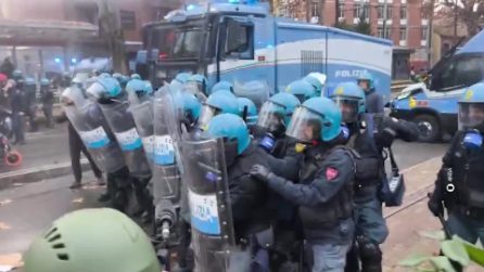 Il video degli scontri a Torino tra polizia e manifestanti contro lo sgombero di Askatasuna