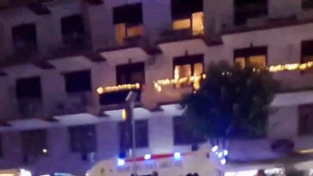 Due donne investite e ferite sulle strisce davanti al supermercato: incidente stradale all'Arenaccia