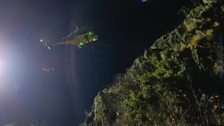 Bimbi si perdono nel bosco: muore piccolo di 10 anni precipitato da una roccia, salvato 11enne