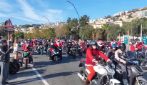 La sfilata dei Babbo Natale in moto a Napoli: in centinaia vestiti di rosso sul Lungomare