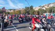 La sfilata dei Babbo Natale in moto a Napoli: in centinaia vestiti di rosso sul Lungomare