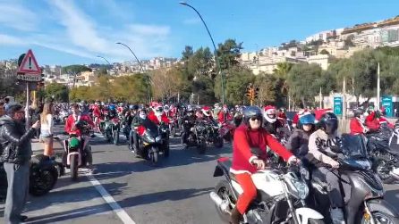 La sfilata dei Babbo Natale in moto a Napoli: in centinaia vestiti di rosso sul Lungomare