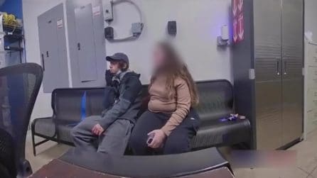 Fermato per furto in Ohio, estrae una pistola e minaccia un poliziotto: il video dell'arresto