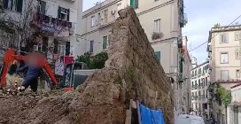 Vomero, tagliati gli alberi in via Kerbaker per costruire i box auto: proteste degli abitanti