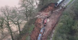 Regno Unito, voragine di 50 metri si apre nel canale Whitchurch: barche intrappolate