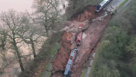 Regno Unito, voragine di 50 metri si apre nel canale Whitchurch: barche intrappolate