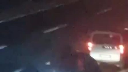 Tamponamento a catena sulla Tangenziale di Napoli, auto si schianta e si ribalta: incidente nella notte