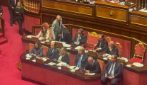 Manovra, anche Salvini al Senato per il voto: fa alzare Urso per sedersi accanto a Giorgetti
