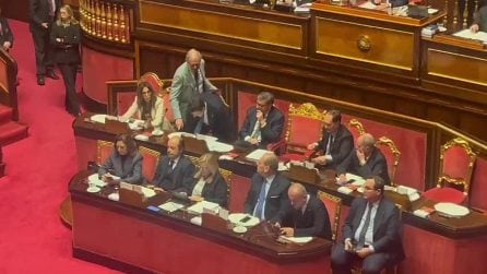 Manovra, anche Salvini al Senato per il voto: fa alzare Urso per sedersi accanto a Giorgetti