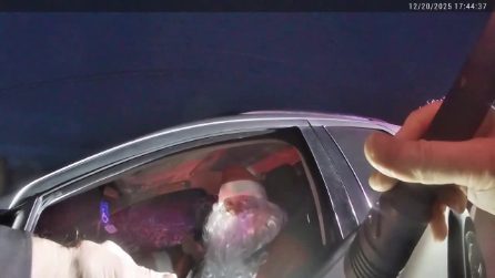Babbo Natale e sua moglie sono stati fermati dalla Polizia per eccesso di velocità