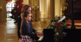 Il duetto al pianoforte di Kate Middleton e Charlotte