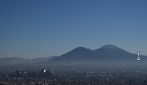 Prima neve del 2026 sul Vesuvio: le immagini da Napoli
