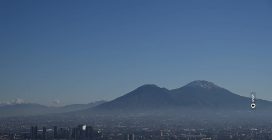 Prima neve del 2026 sul Vesuvio: le immagini da Napoli