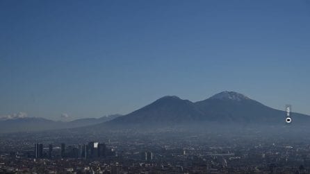 Prima neve del 2026 sul Vesuvio: le immagini da Napoli