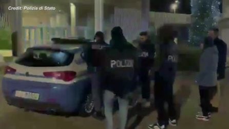 Il video dell'arresto del killer del capotreno Alessandro Ambrosio: l'arrivo in Questura a Brescia