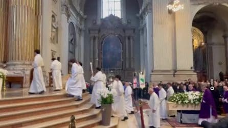 Crans-Montana, una folla di giovanissimi al funerale di Giovanni Tamburi a Bologna