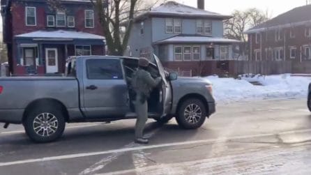 Minneapolis, agente ICE spara e uccide una 37enne durante blitz anti-migranti: la scena in un video